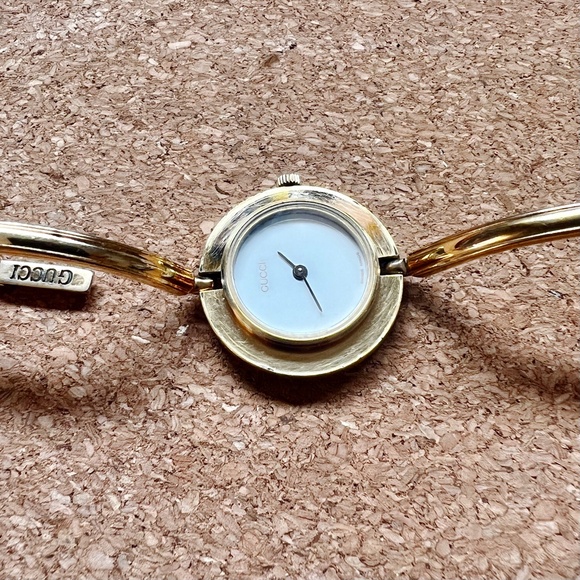 Vintage Gucci Women’s Bangle Watch with Interchangeable Blue Bezel – Swiss Made - Picture 6 of 12
